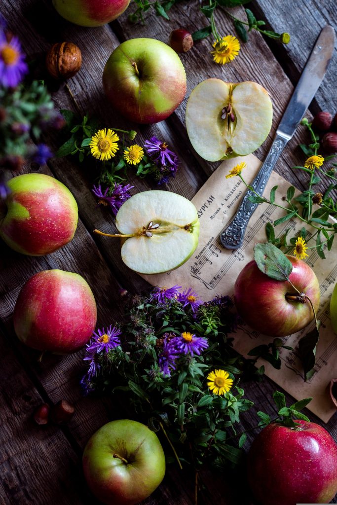 photo de pommes tranchées avec un couteau